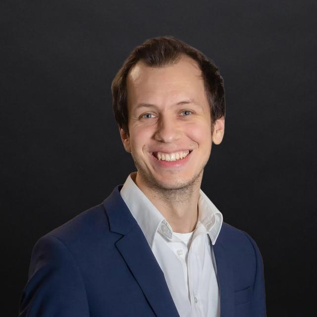 Dr. Dominic Henze